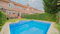 Jardí de Casa adosada en venda en Villanueva del Pardillo amb Aire condicionat, Terrassa i Piscina