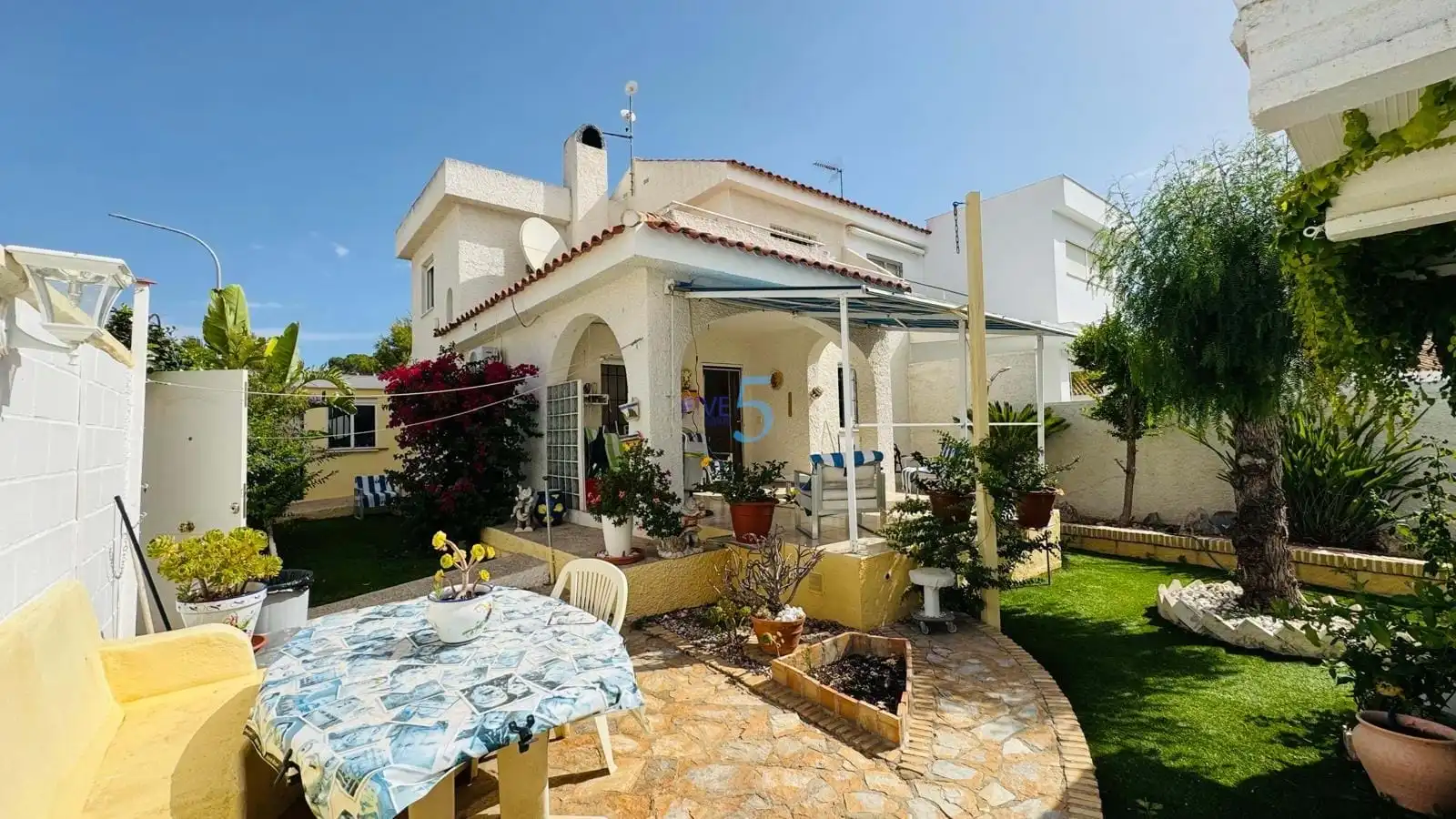 Vista exterior de Casa o xalet en venda en Orihuela amb Aire condicionat, Terrassa i Traster
