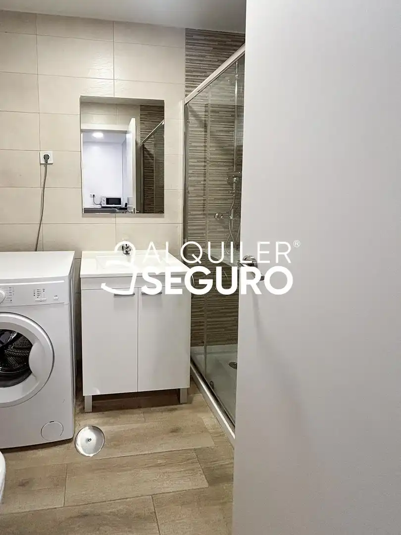Badezimmer von Wohnung zur Miete in Madrid mit Klimaanlage, Heizung und Möbliert