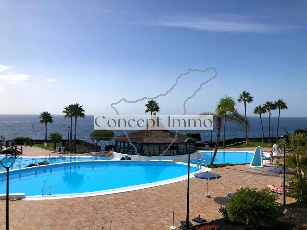 Piscina de Piso en venta en Arona con Terraza, Alarma y Piscina comunitaria