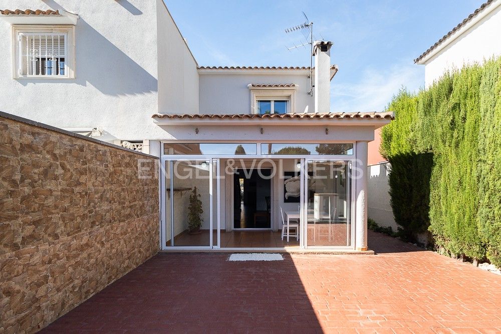Exterior view of Single-family semi-detached to rent in La Pobla de Vallbona  with Air Conditioner, Heating and Terrace