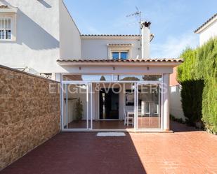 Außenansicht von Einfamilien-Reihenhaus miete in La Pobla de Vallbona mit Klimaanlage, Heizung und Terrasse