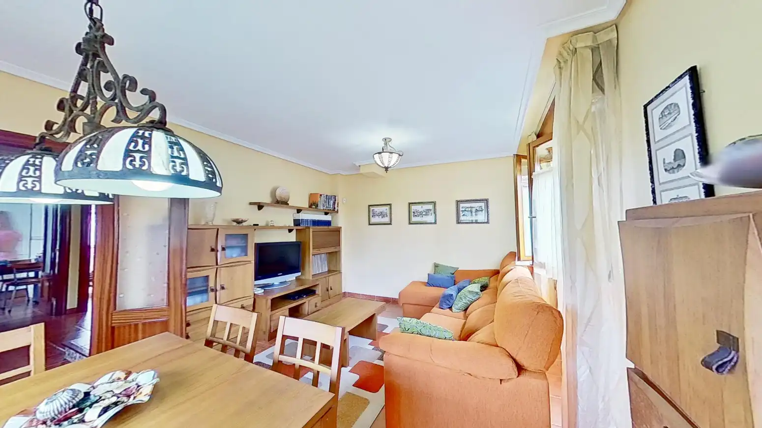 Sala d'estar de Casa adosada en venda en Argoños  amb Calefacció, Parquet i Terrassa