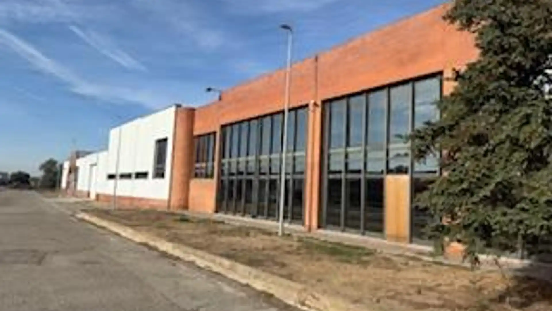 Außenansicht von Fabrikhallen zum Verkauf in Alcarràs