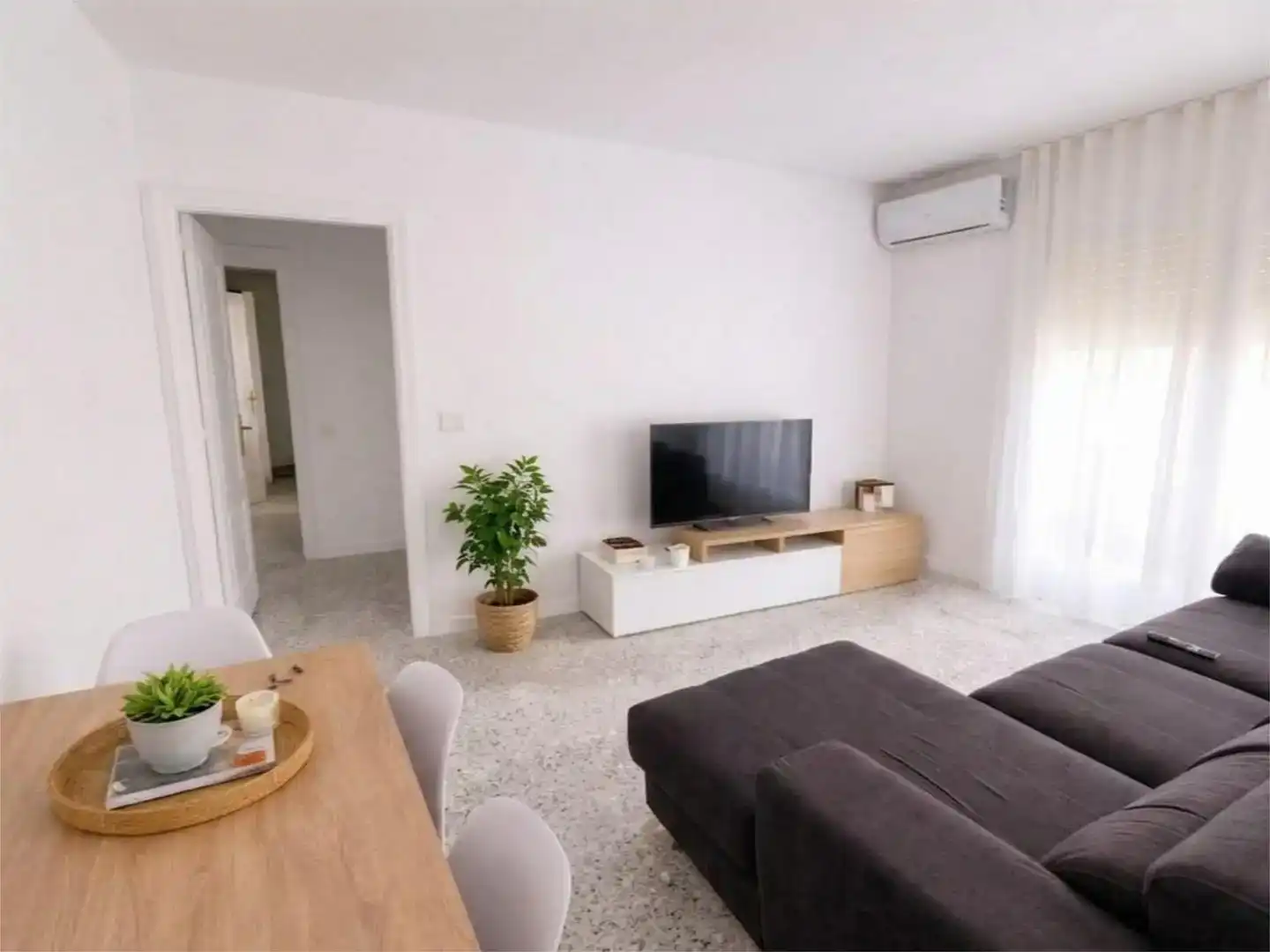 Sala d'estar de Pis de lloguer en Calafell amb Aire condicionat, Piscina i Moblat