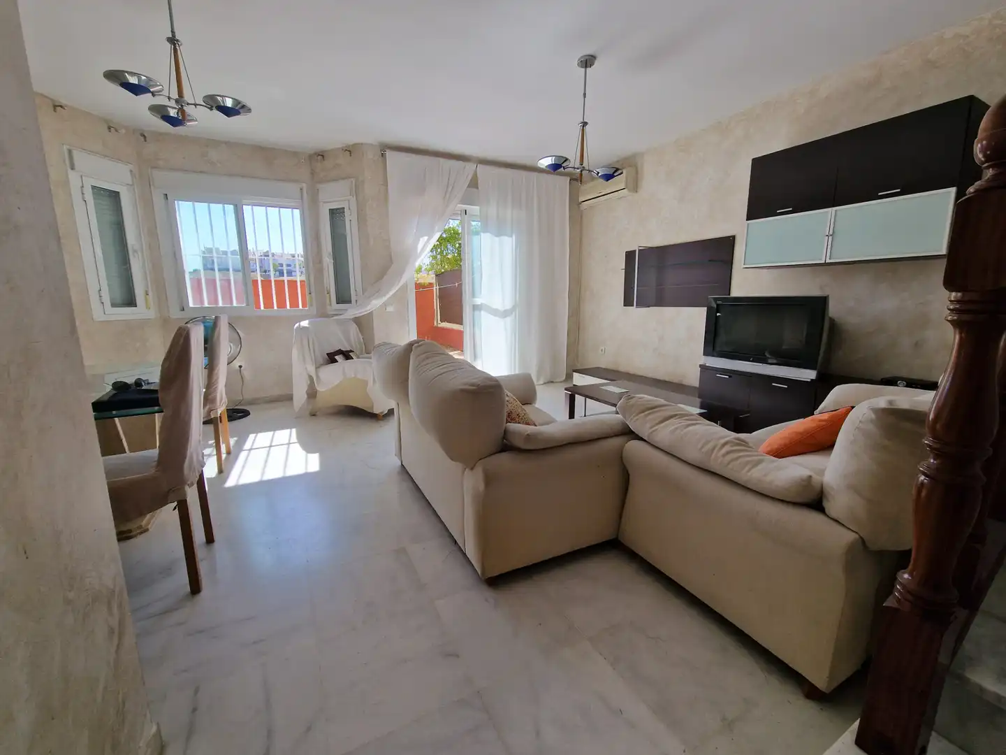 Sala d'estar de Casa adosada en venda en Espartinas amb Aire condicionat, Calefacció i Jardí privat