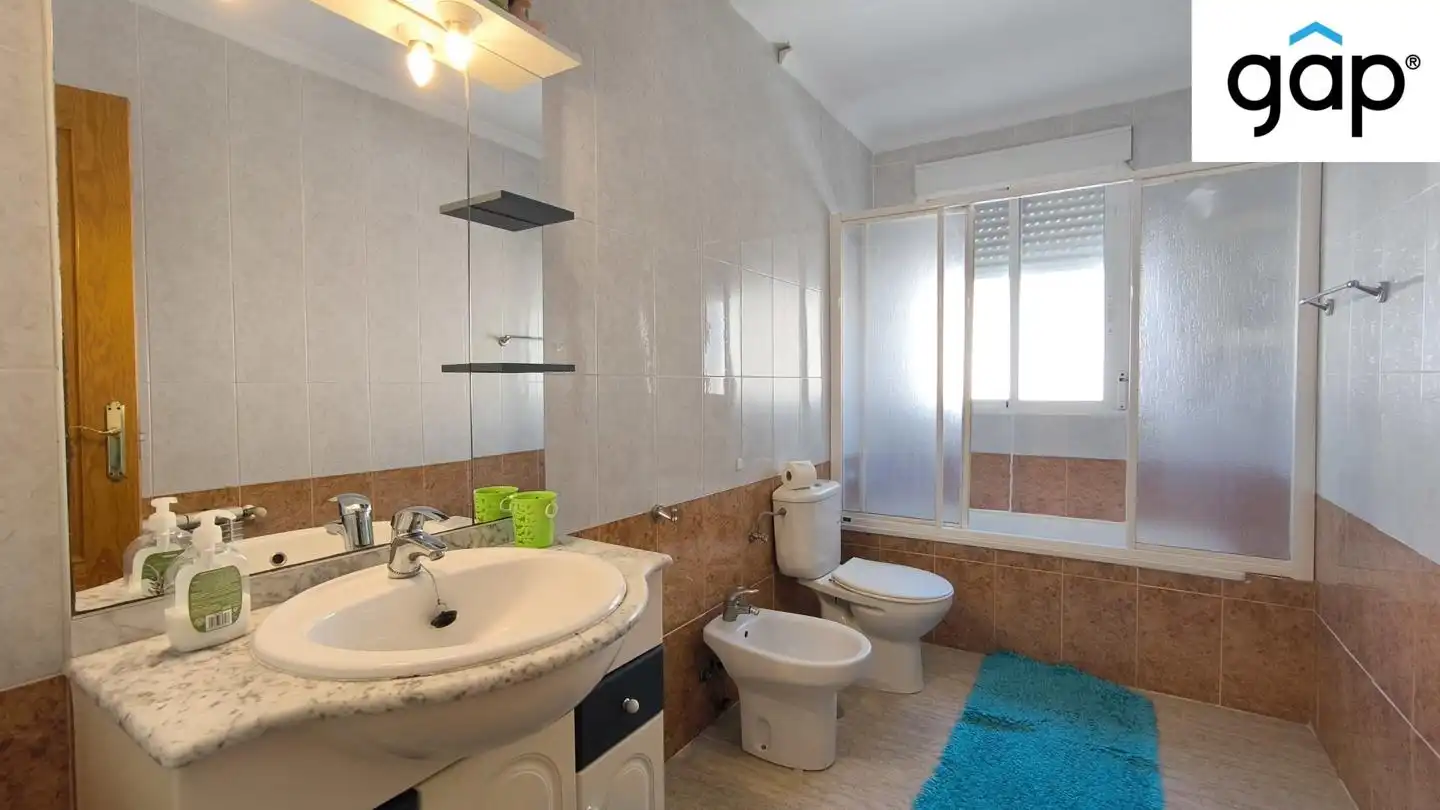 Badezimmer von Einfamilien-Reihenhaus zum Verkauf in Horcajo de Santiago mit Heizung, Abstellraum und Möbliert