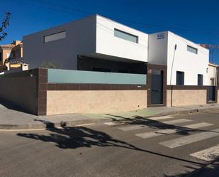 Vista exterior de Casa o xalet de lloguer en Pilar de la Horadada amb Calefacció, Jardí privat i Terrassa