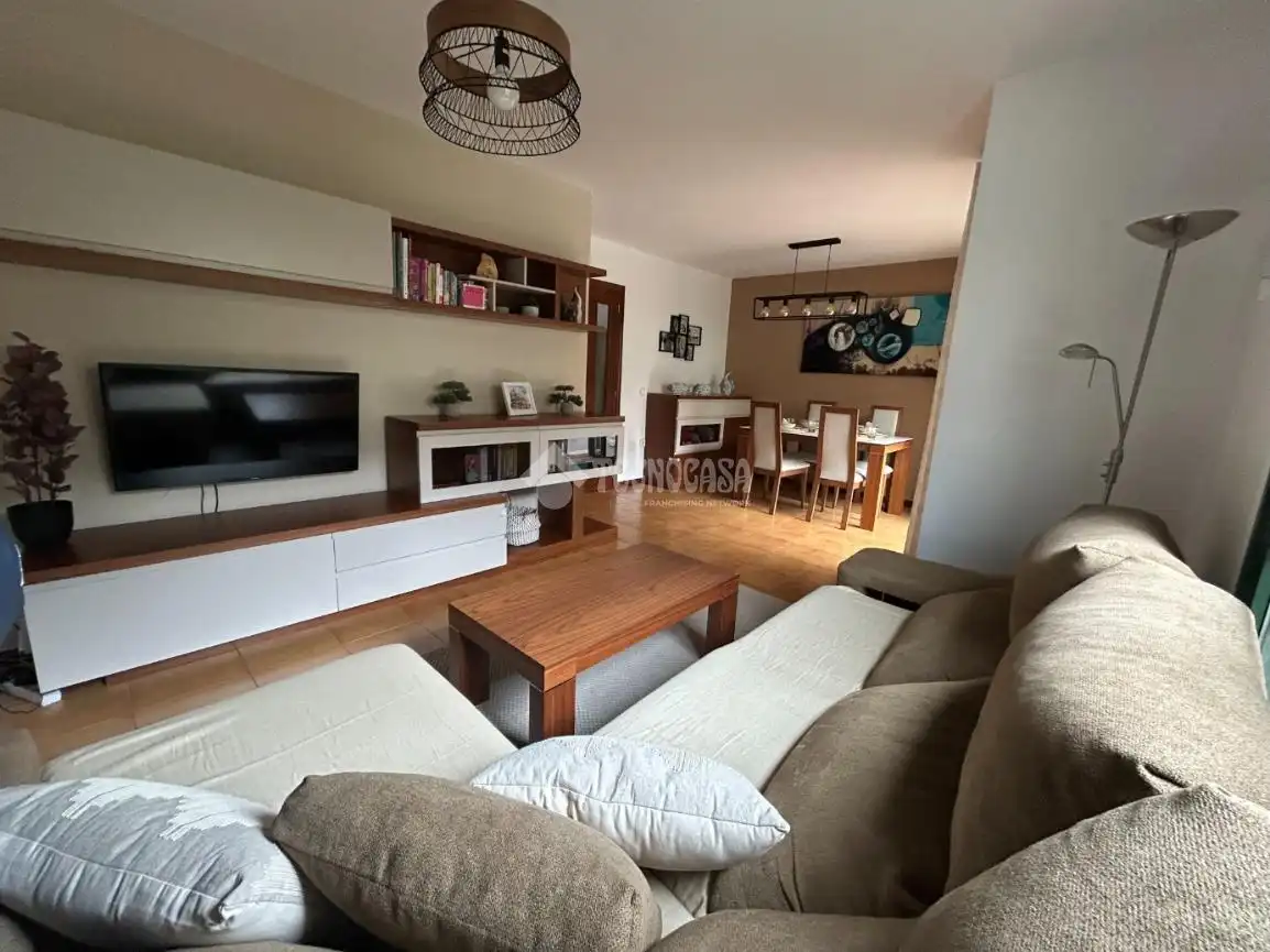 Sala d'estar de Casa adosada en venda en Valladolid amb Calefacció i Jardí privat