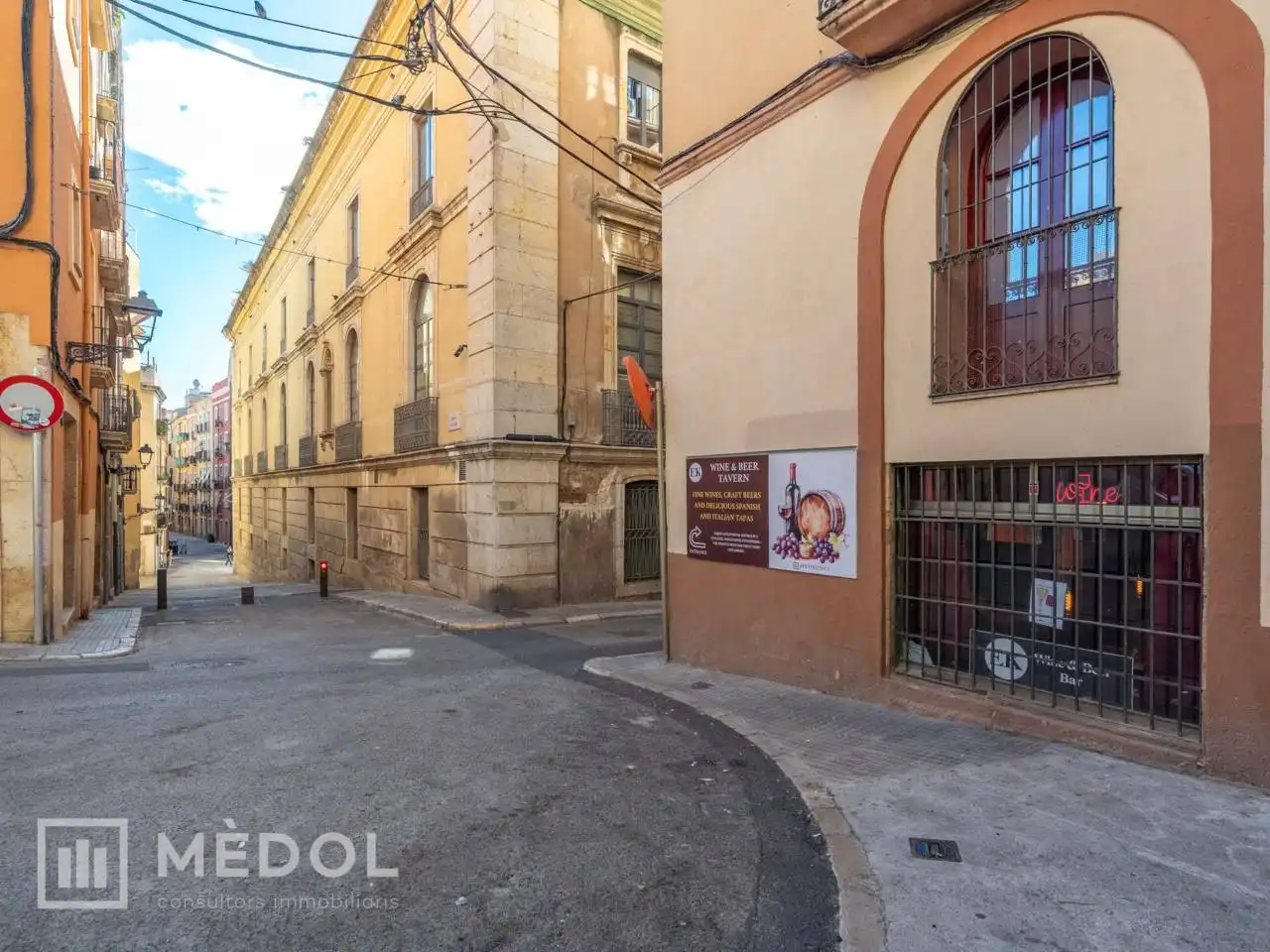 Vista exterior de Local en traspaso en Tarragona con Aire acondicionado