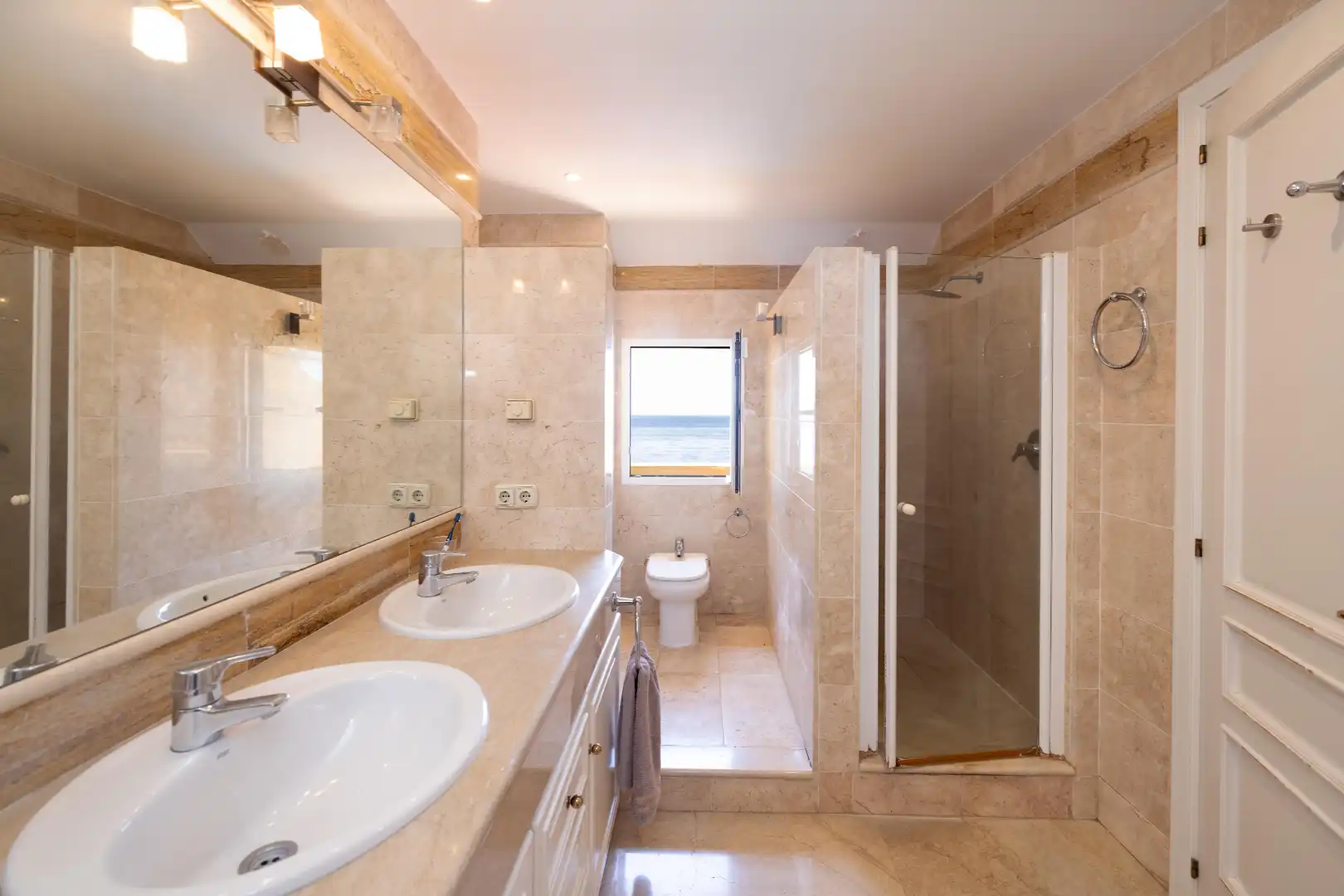 Badezimmer von Dachboden zum Verkauf in Marbella mit Klimaanlage, Heizung und Terrasse