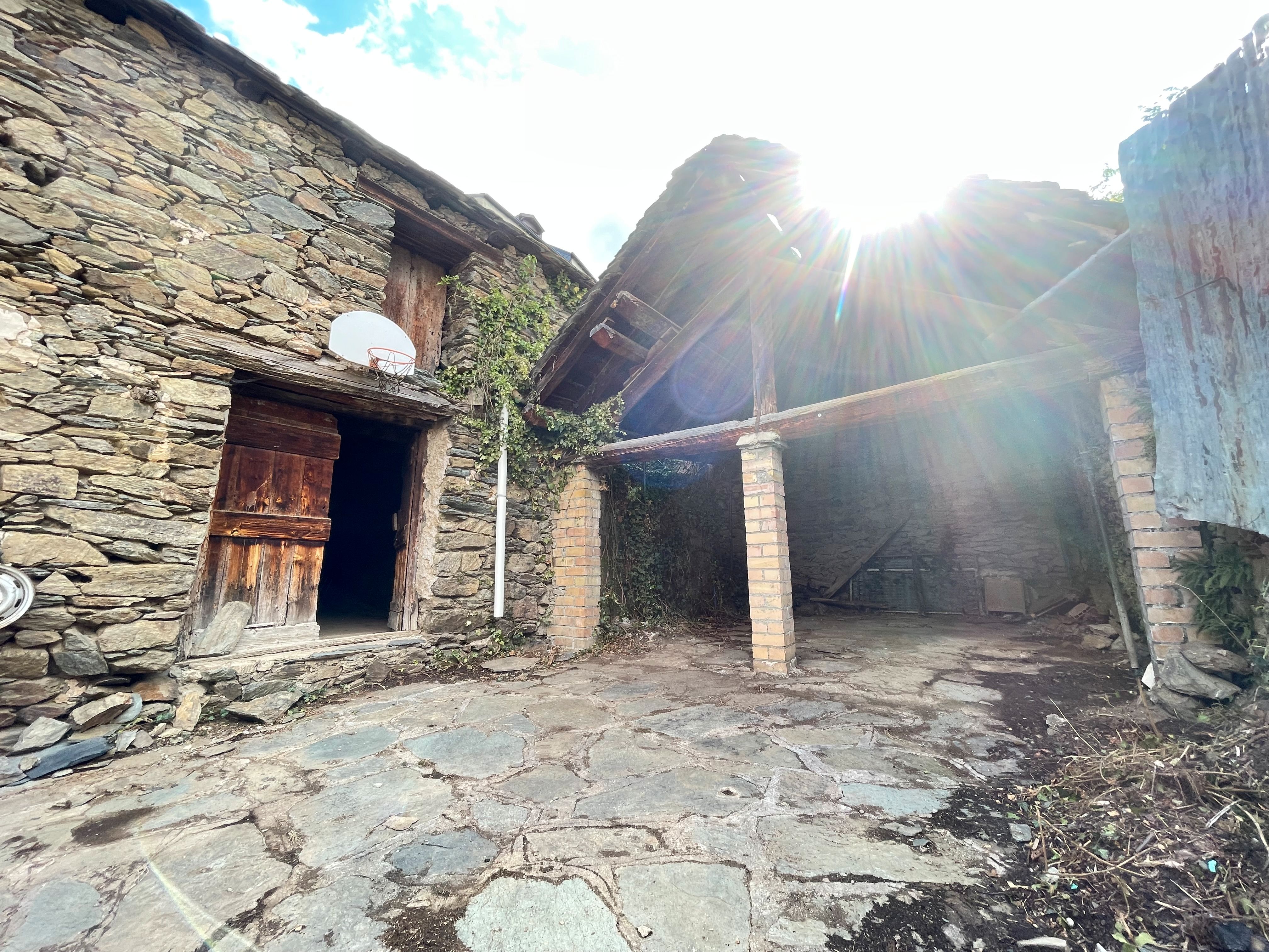 Vista exterior de Finca rústica en venda en Rialp amb Jardí privat