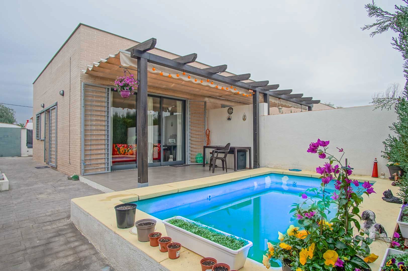 Swimming pool of Single-family semi-detached for sale in Oliva  with Air Conditioner, Heating and Private garden