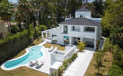 Vista exterior de Casa o xalet en venda en Marbella amb Aire condicionat, Jardí privat i Terrassa