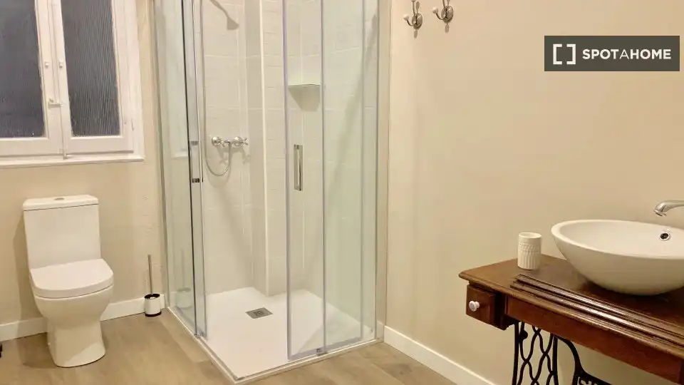 Baño de Piso de alquiler en Valencia con Aire acondicionado, Calefacción y Amueblado