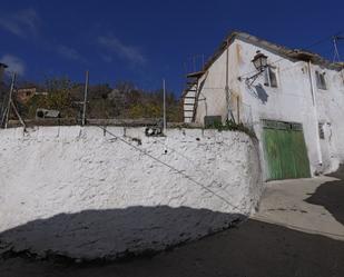 Vista exterior de Casa adosada en venda en Bérchules amb Jardí privat