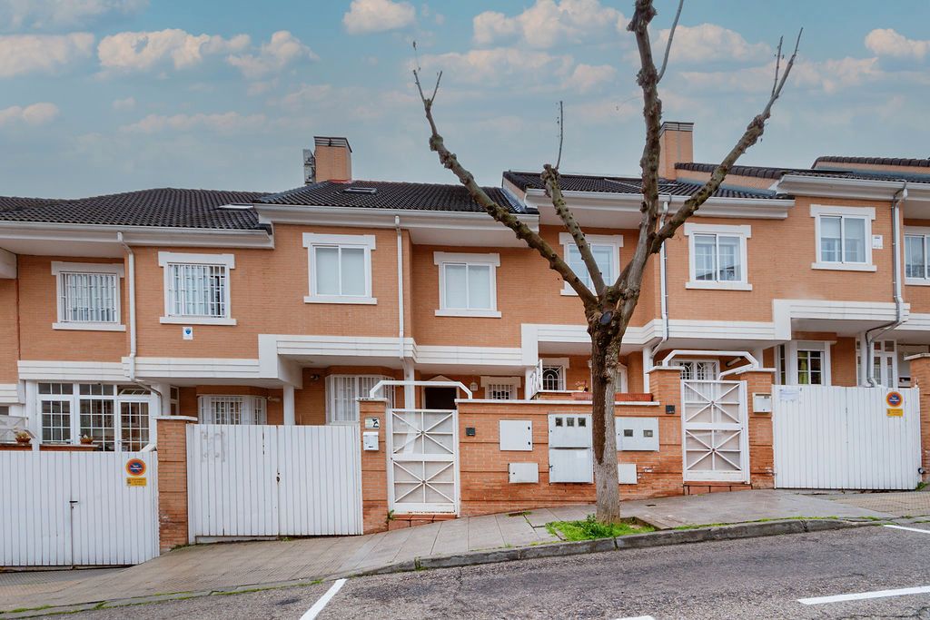 Exterior view of Single-family semi-detached for sale in Algete  with Heating and Swimming Pool
