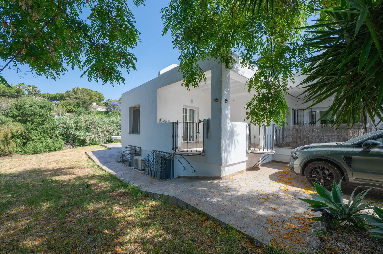 Vista exterior de Casa o xalet en venda en Marbella amb Aire condicionat, Jardí privat i Terrassa