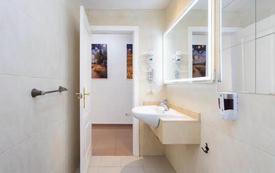 Bany de Casa o xalet en venda en Adeje amb Jardí privat, Terrassa i Moblat