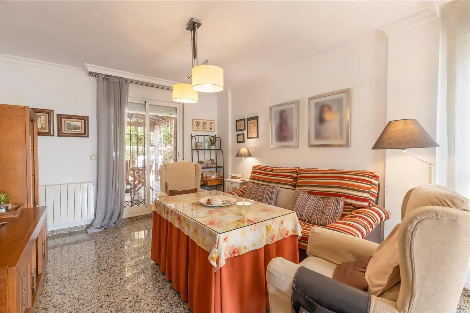 Sala d'estar de Casa o xalet en venda en La Zubia amb Calefacció, Jardí privat i Terrassa