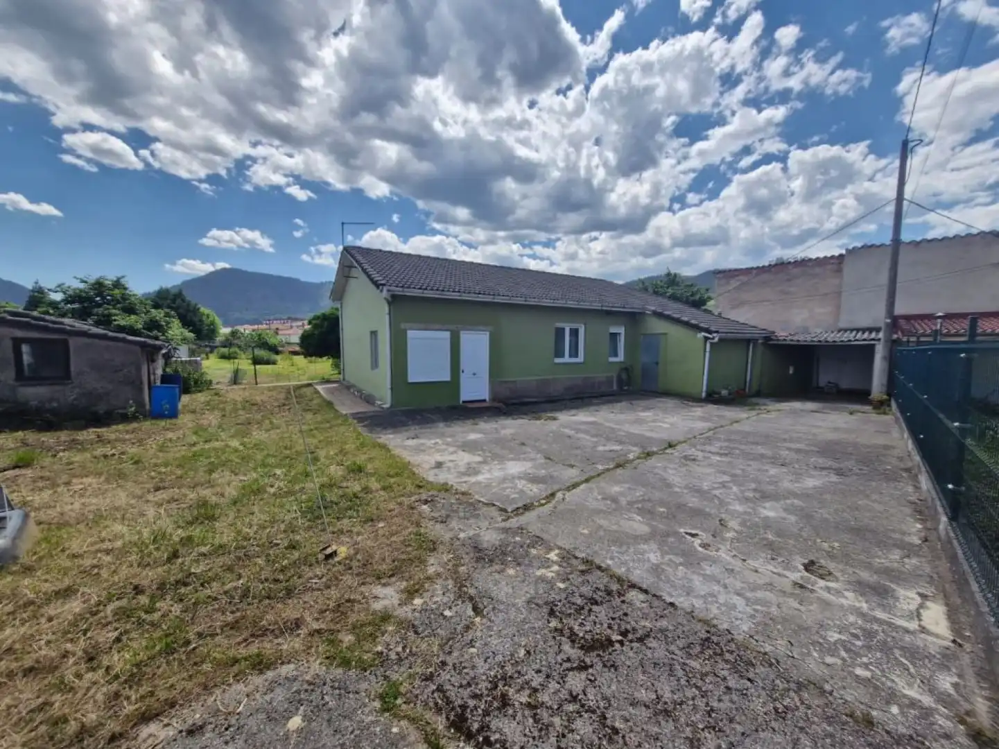 Vista exterior de Casa o xalet en venda en Los Corrales de Buelna  amb Calefacció, Jardí privat i Terrassa