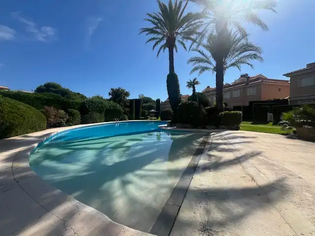 Piscina de Casa adosada en venta en Castell d'Aro, Platja d'Aro i s'Agaró con Jardín privado, Terraza y Amueblado