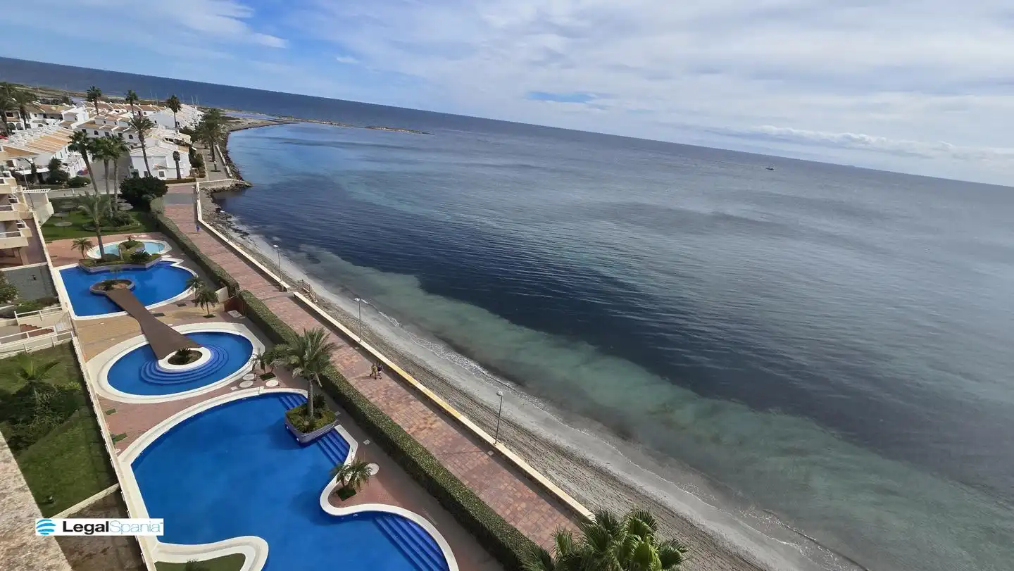 Schwimmbecken von Wohnungen zum Verkauf in La Manga del Mar Menor mit Klimaanlage, Heizung und Privatgarten