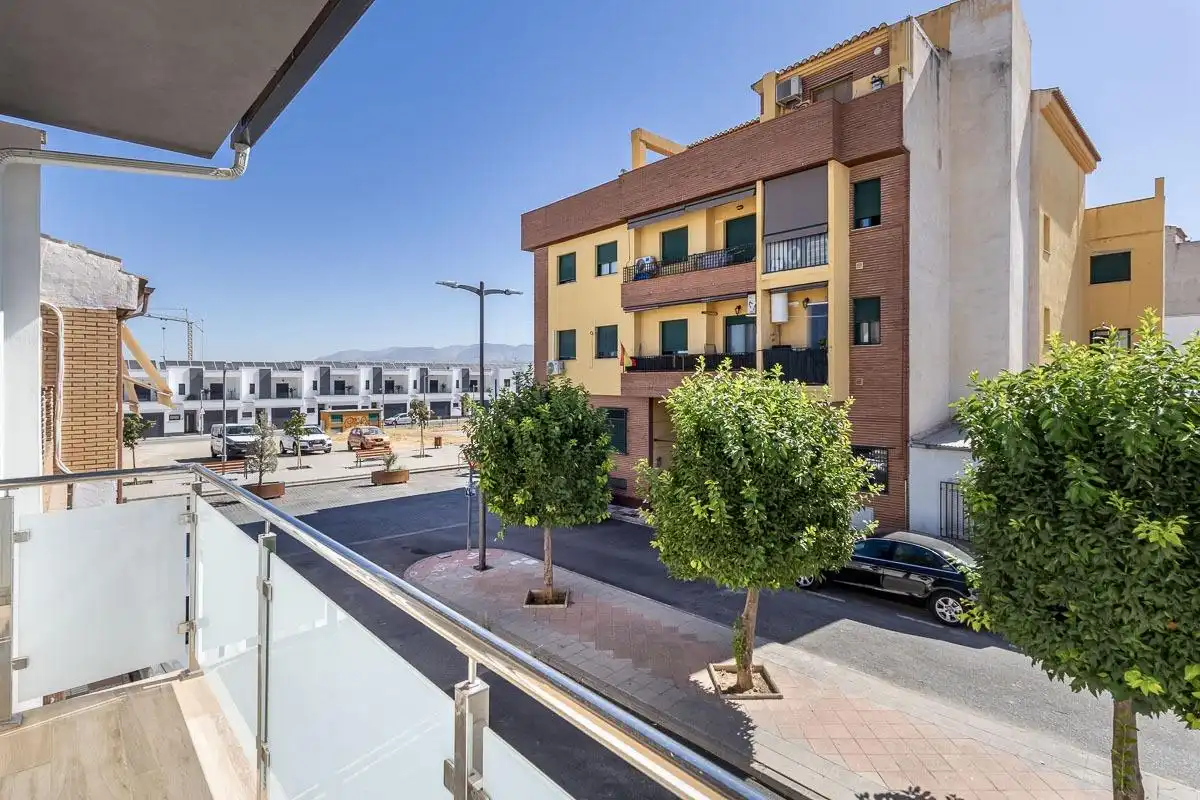 Vista exterior de Casa adosada en venda en Churriana de la Vega amb Aire condicionat