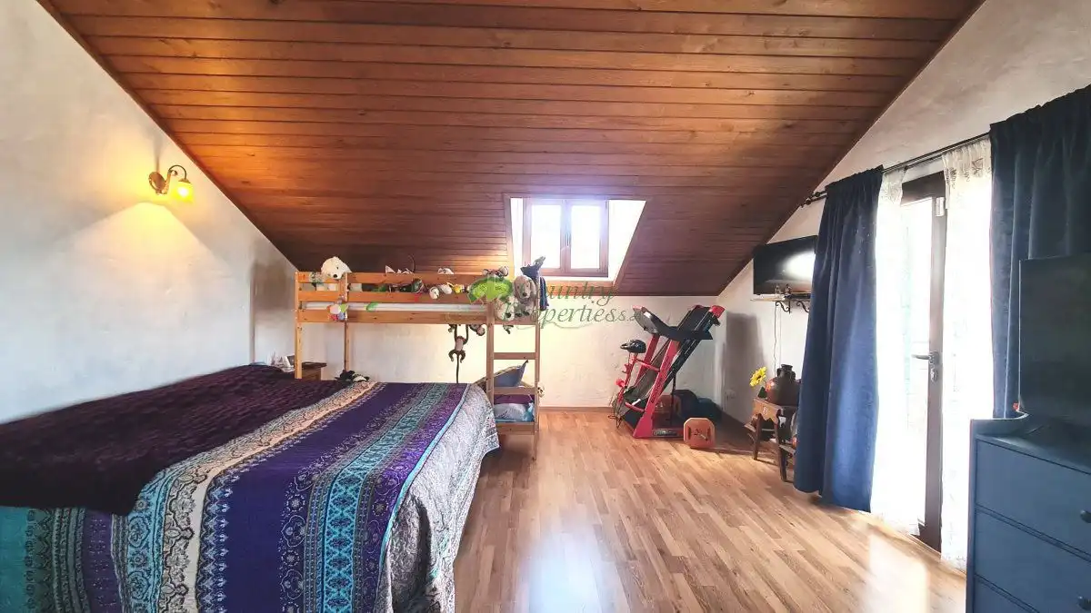Dormitori de Finca rústica en venda en Canillas de Albaida amb Aire condicionat, Calefacció i Jardí privat