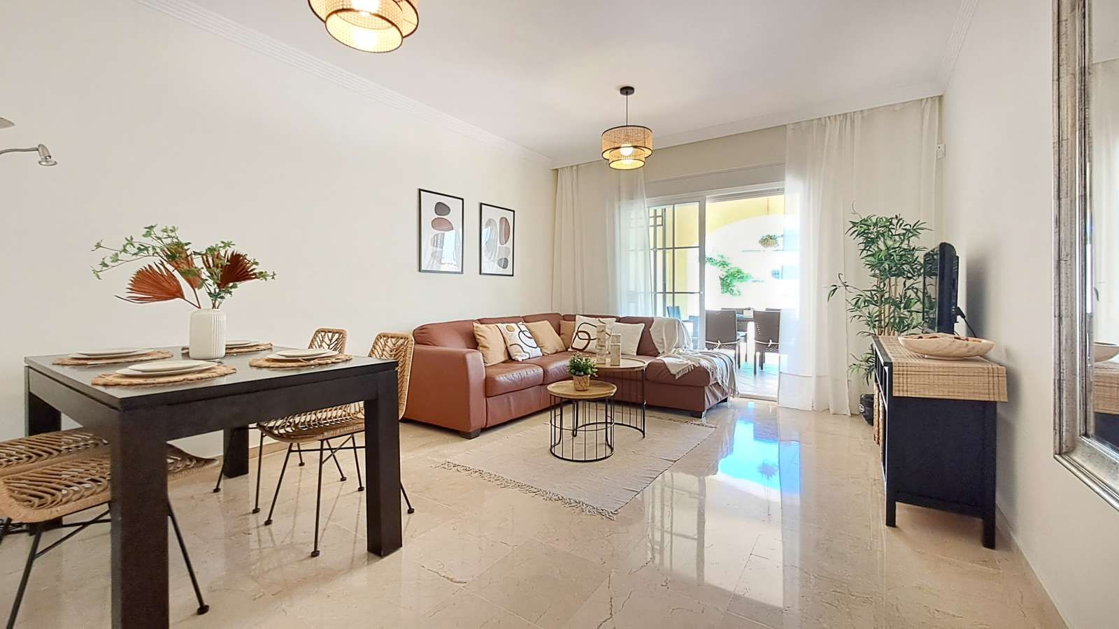 Sala de estar de Apartamento para compartir en Manilva con Aire acondicionado, Terraza y Amueblado