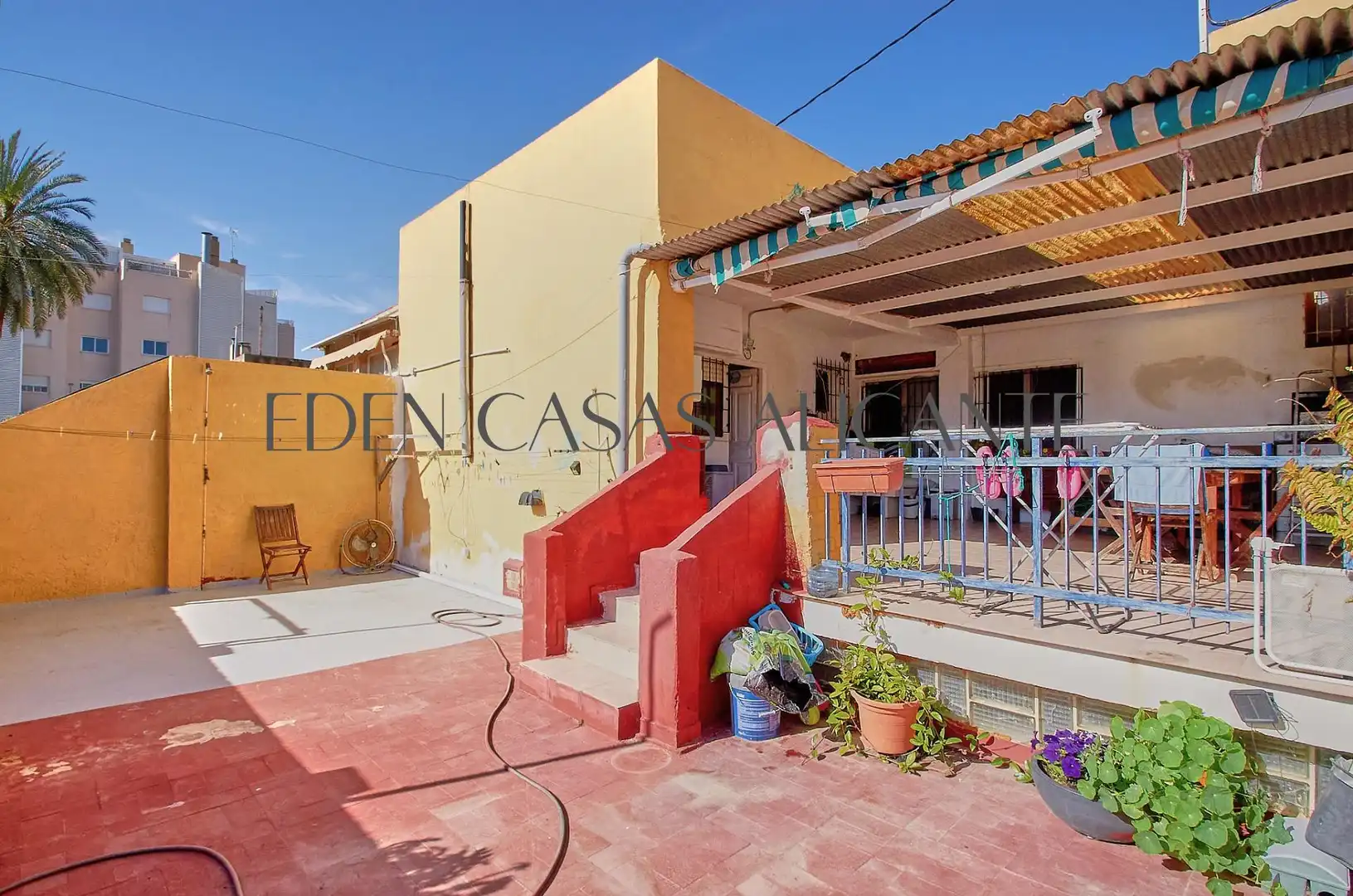 Vista exterior de Casa adosada en venda en El Campello amb Jardí privat, Terrassa i Traster