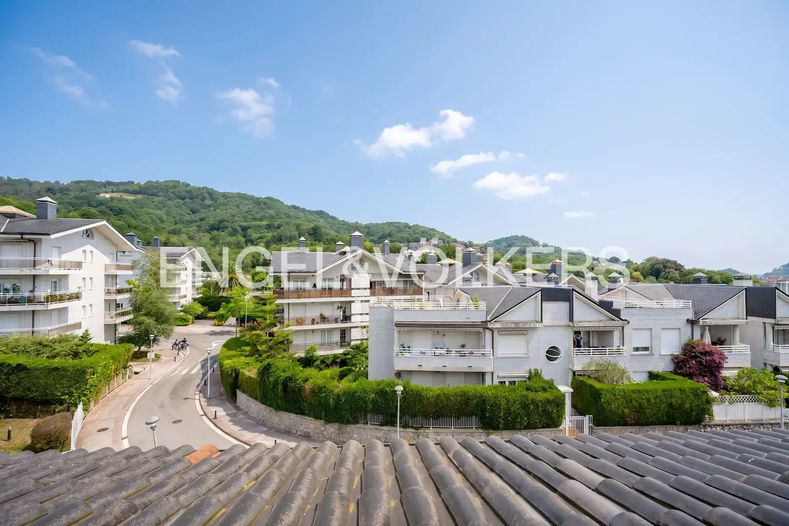 Vista exterior de Casa adosada en venda en Donostia - San Sebastián  amb Calefacció, Jardí privat i Terrassa