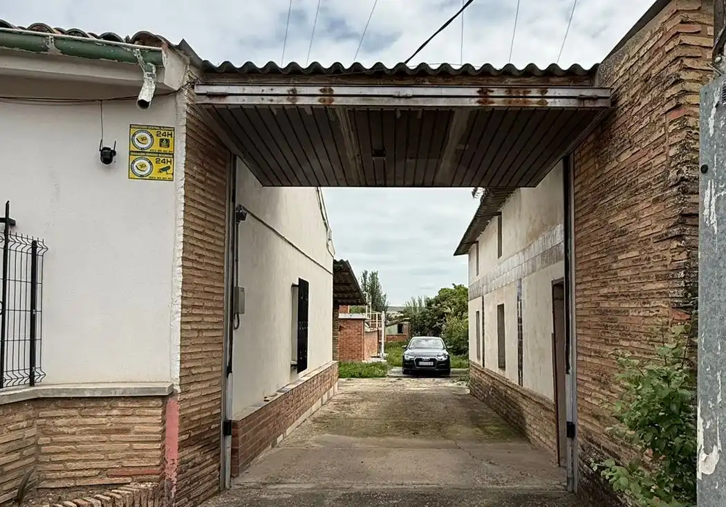 Vista exterior de Finca rústica en venda en  Logroño amb Calefacció i Piscina
