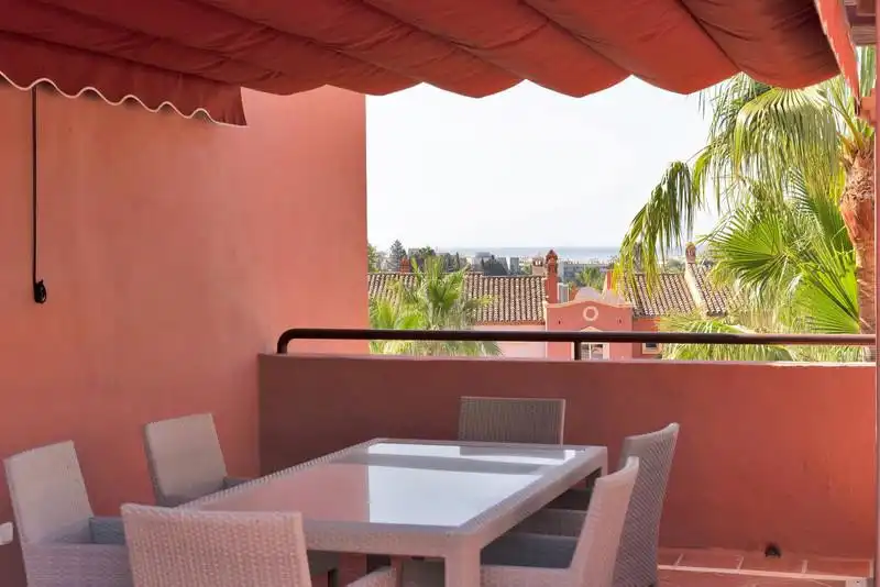 Terrasse von Dachboden zur Miete in Marbella mit Klimaanlage, Terrasse und Schwimmbad