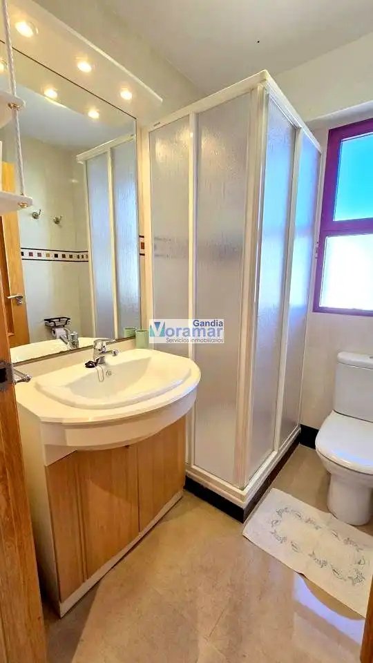 Bany de Apartament de lloguer en Gandia amb Aire condicionat, Terrassa i Moblat
