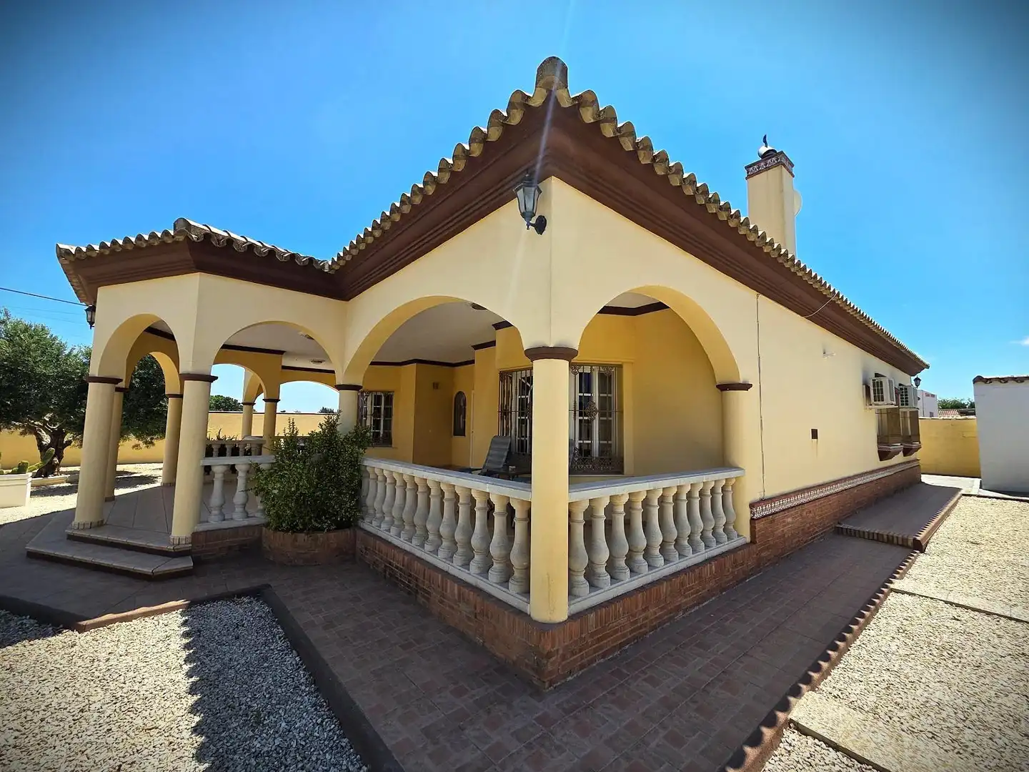 Vista exterior de Casa o xalet en venda en Chiclana de la Frontera amb Jardí privat