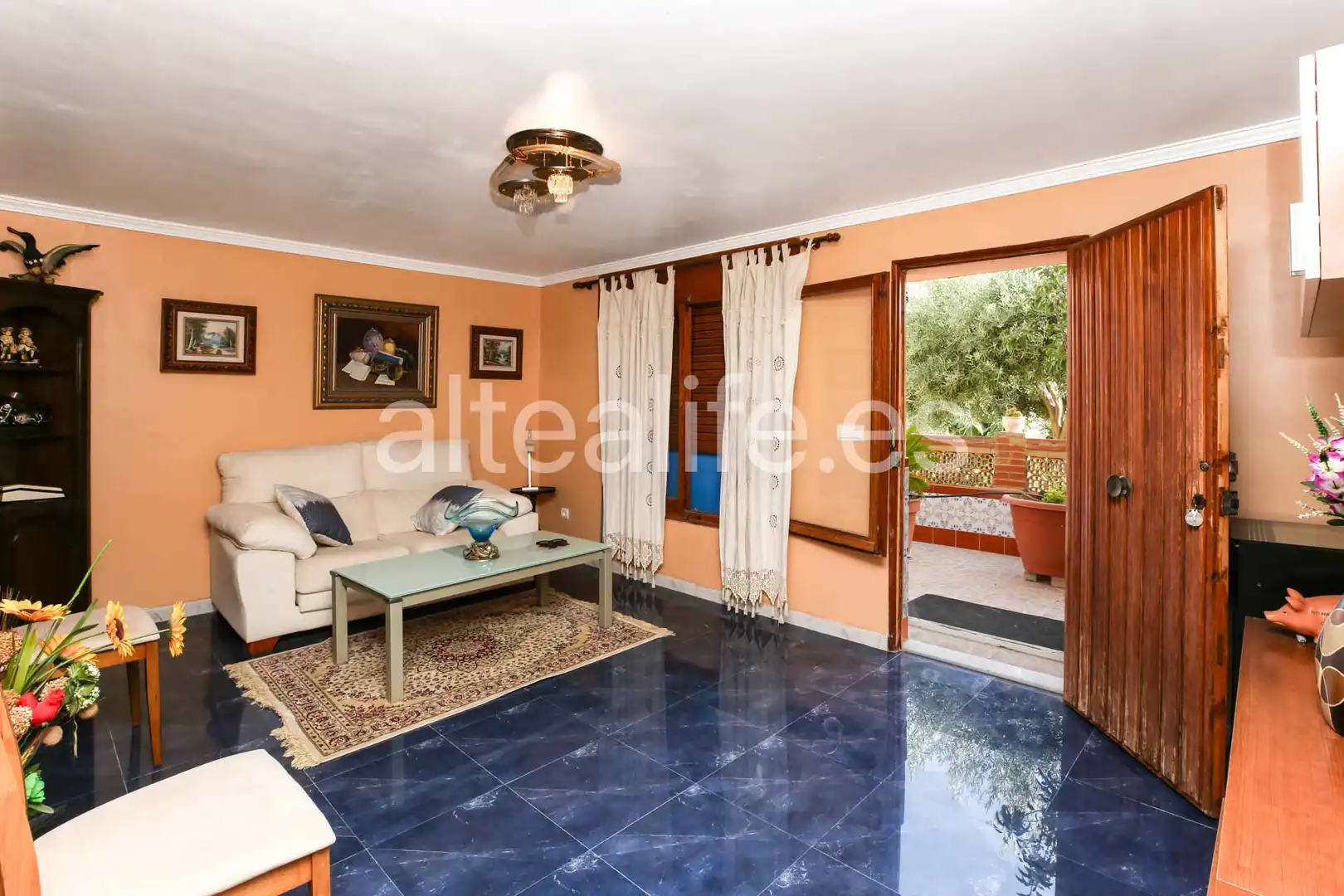Sala d'estar de Casa o xalet en venda en La Nucia amb Aire condicionat, Jardí privat i Terrassa
