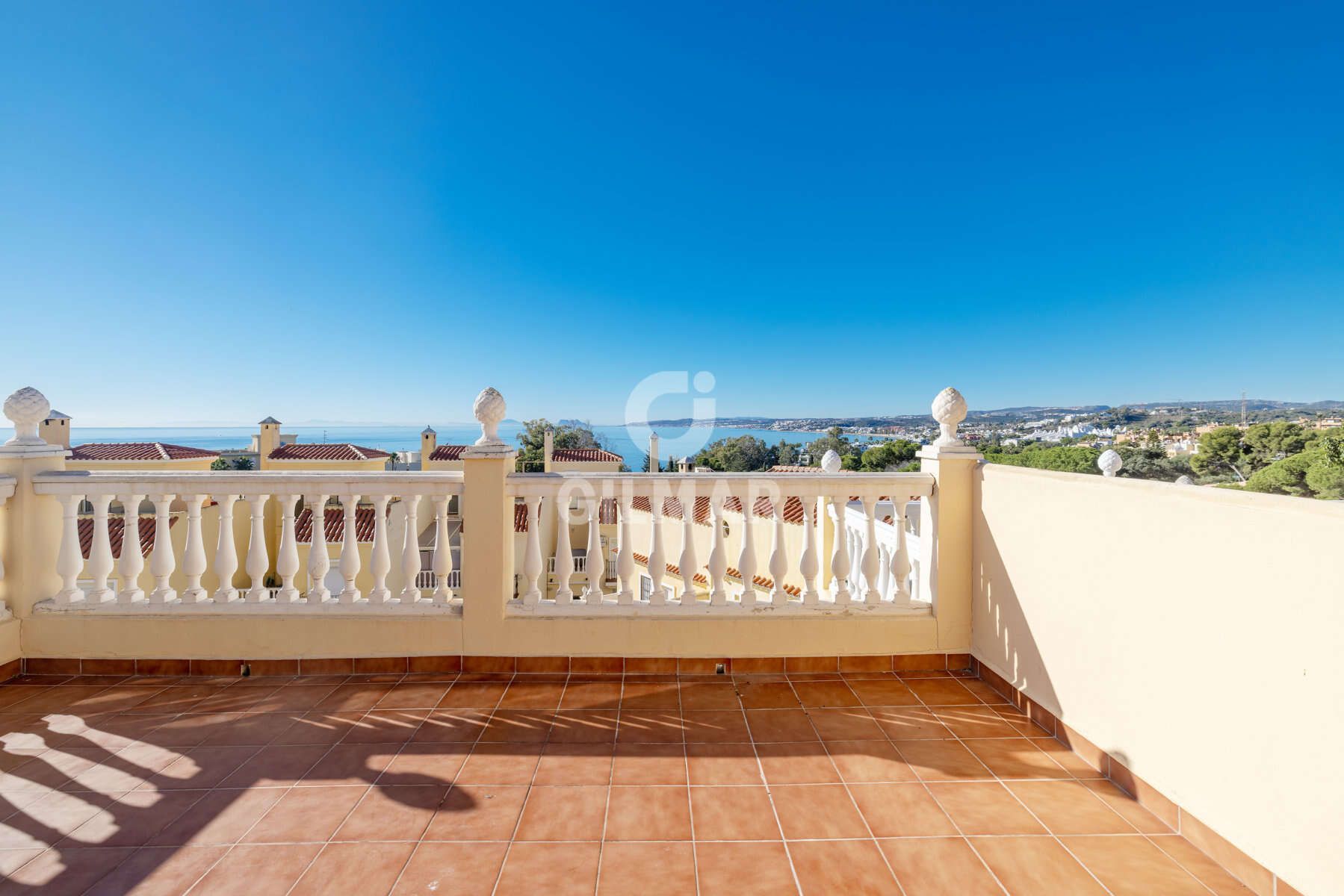 Vista exterior de Casa adosada en venda en Estepona amb Piscina