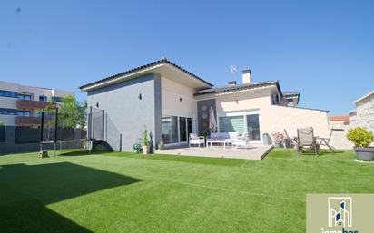 Exterior view of House or chalet for sale in Badajoz Capital  with Air Conditioner