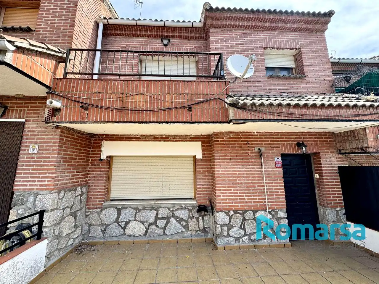 Vista exterior de Casa adosada en venda en Cebreros amb Calefacció, Jardí privat i Terrassa