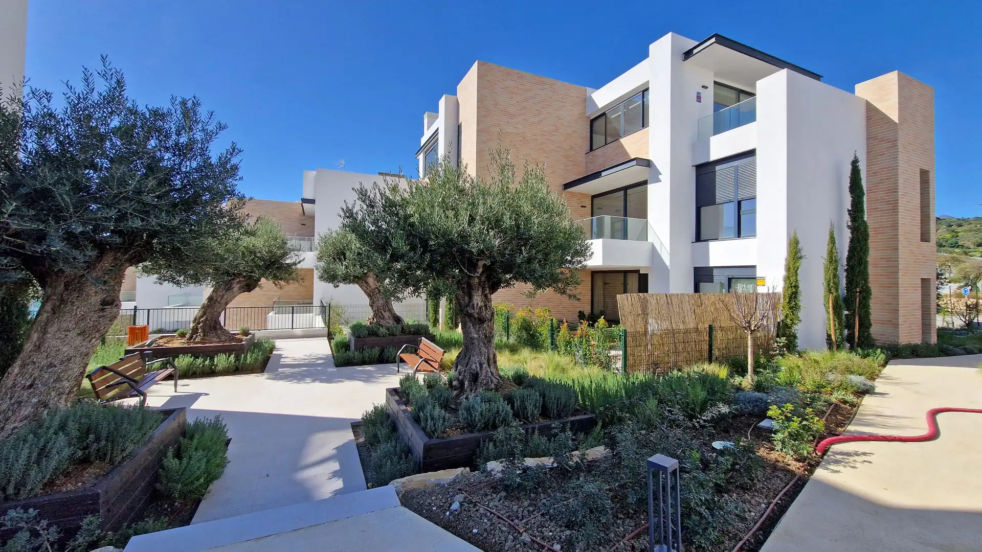 Außenansicht von Erdgeschoss zum Verkauf in Estepona mit Klimaanlage, Privatgarten und Terrasse