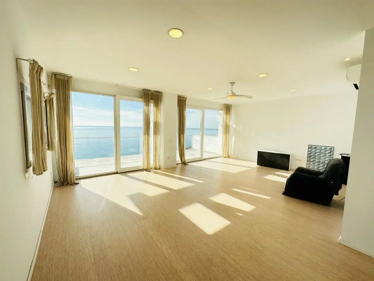 Sala d'estar de Casa o xalet en venda en Nerja amb Aire condicionat, Jardí privat i Traster