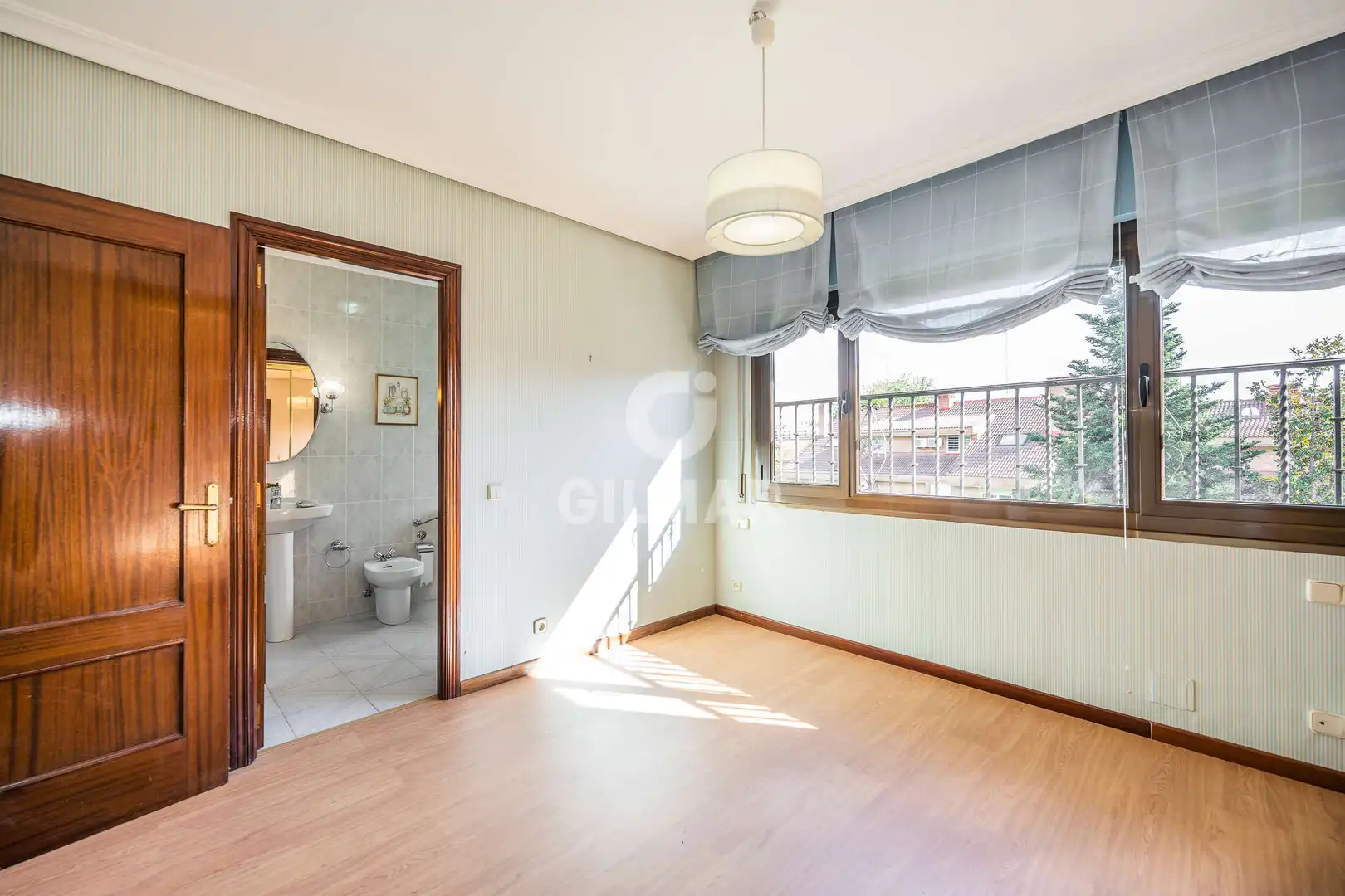 Dormitori de Casa adosada en venda en Madrid amb Calefacció, Jardí privat i Piscina