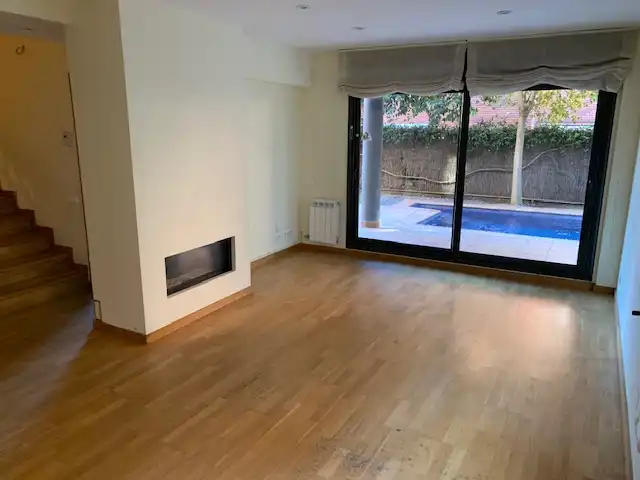 Sala de estar de Planta baja de alquiler en Sant Cugat del Vallès con Calefacción, Jardín privado y Parquet