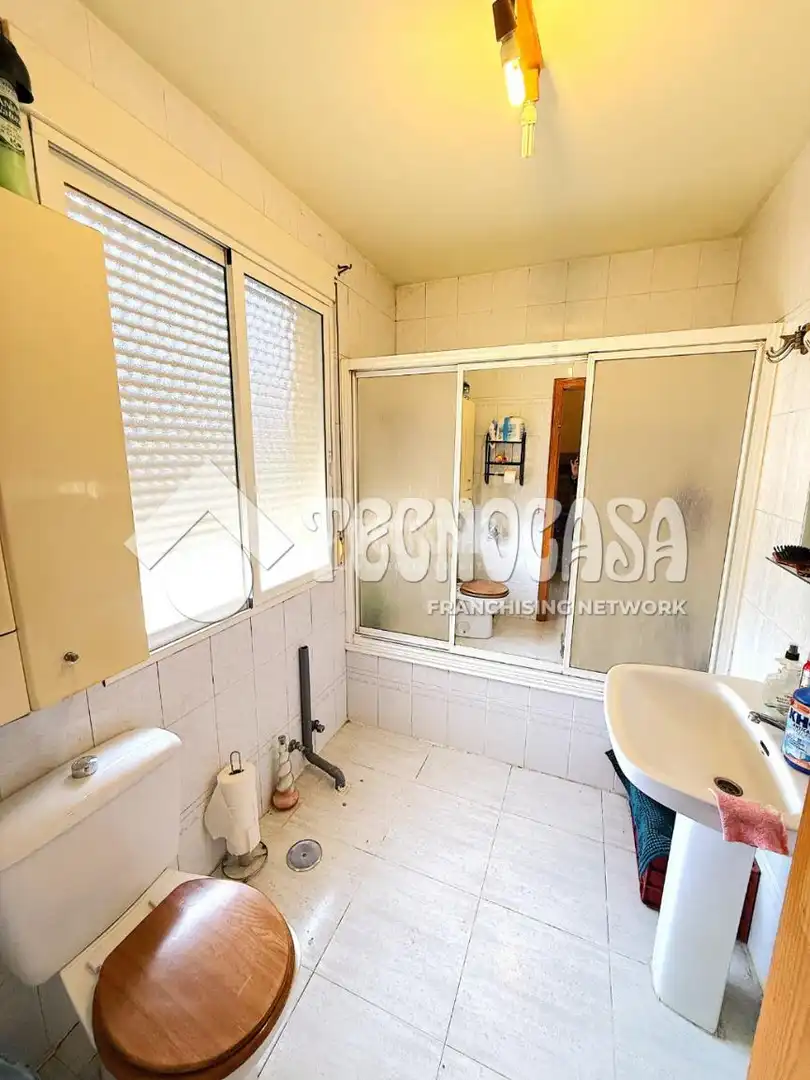 Baño de Casa adosada en venta en Huete con Calefacción, Amueblado y Piscina comunitaria