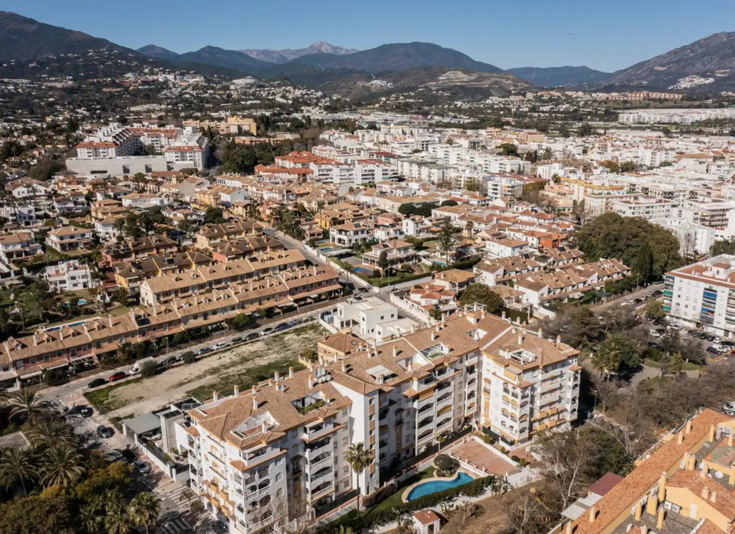 Vista exterior de Dúplex en venda en Marbella amb Aire condicionat, Terrassa i Traster