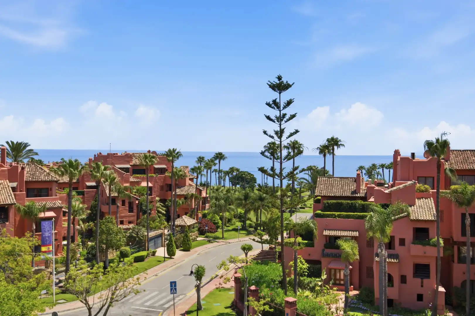 Vista exterior de Ático en venta en Estepona con Terraza, Piscina y Piscina comunitaria