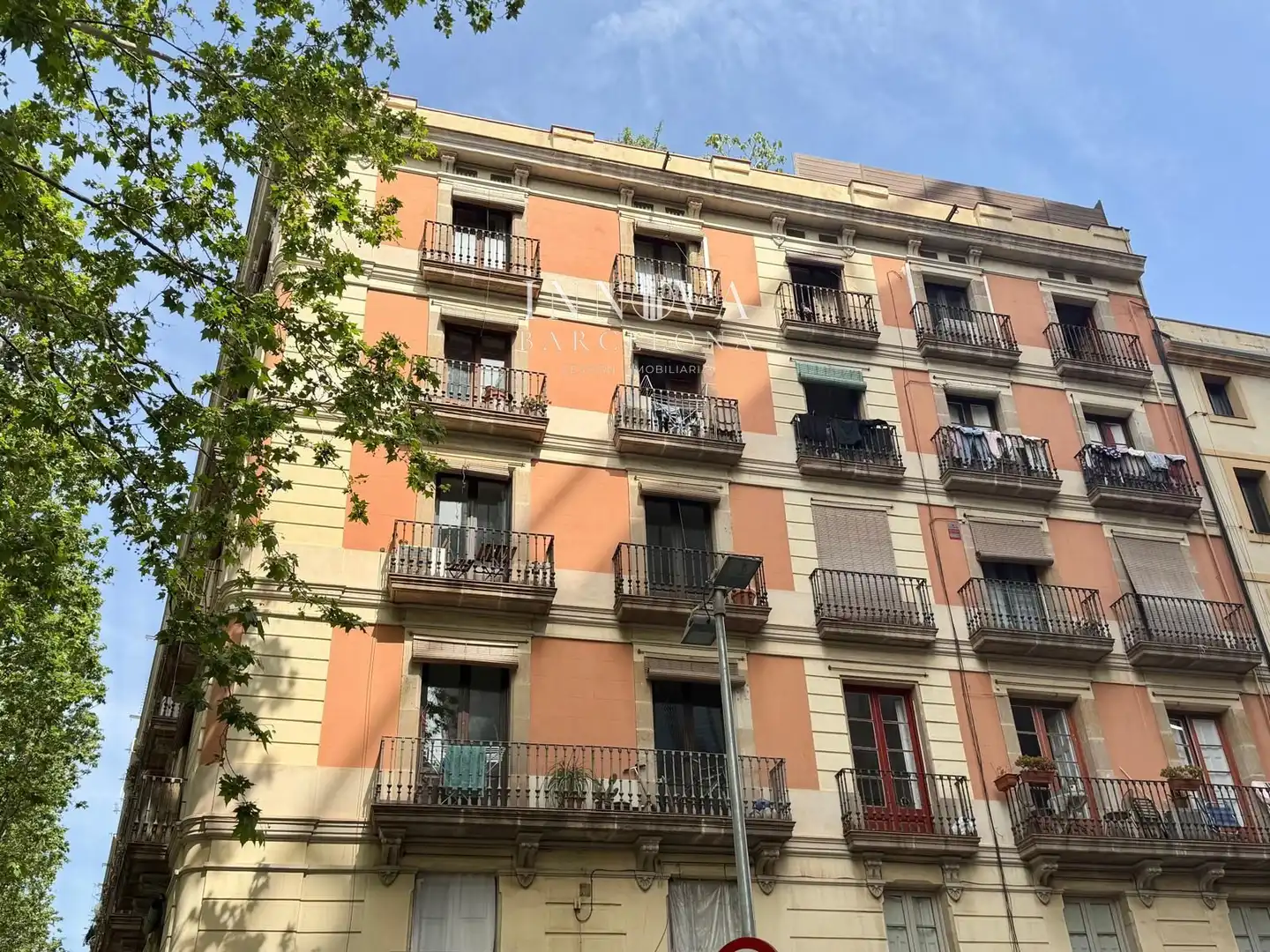 Außenansicht von Wohnung zum Verkauf in Barcelona