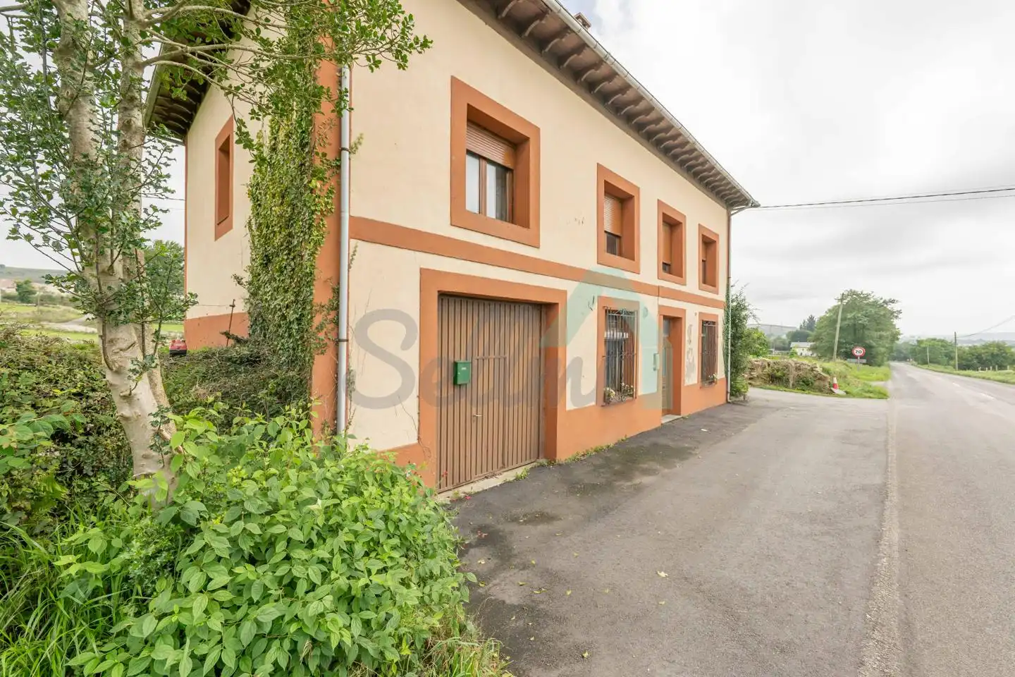 Vista exterior de Casa o xalet en venda en Salas amb Terrassa