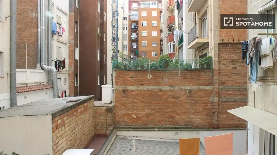 Terrassa de Pis per a compartir en Barcelona amb Aire condicionat, Calefacció i Moblat